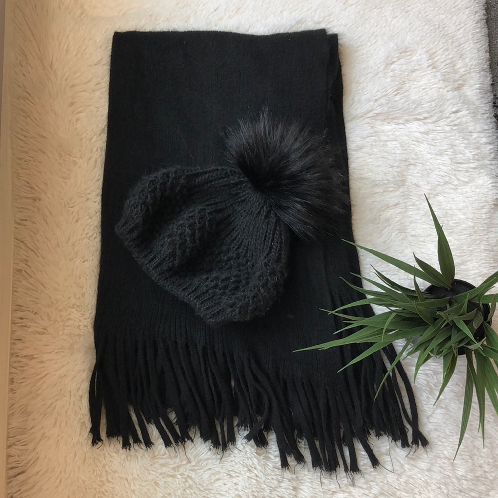 Steve Madden Black soft oversized scarf & winter hat with pompom! Super cute! 🖤